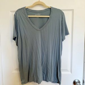 Universal Thread v neck tee